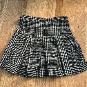 S (6/6x) Houndstooth pleated skirt.